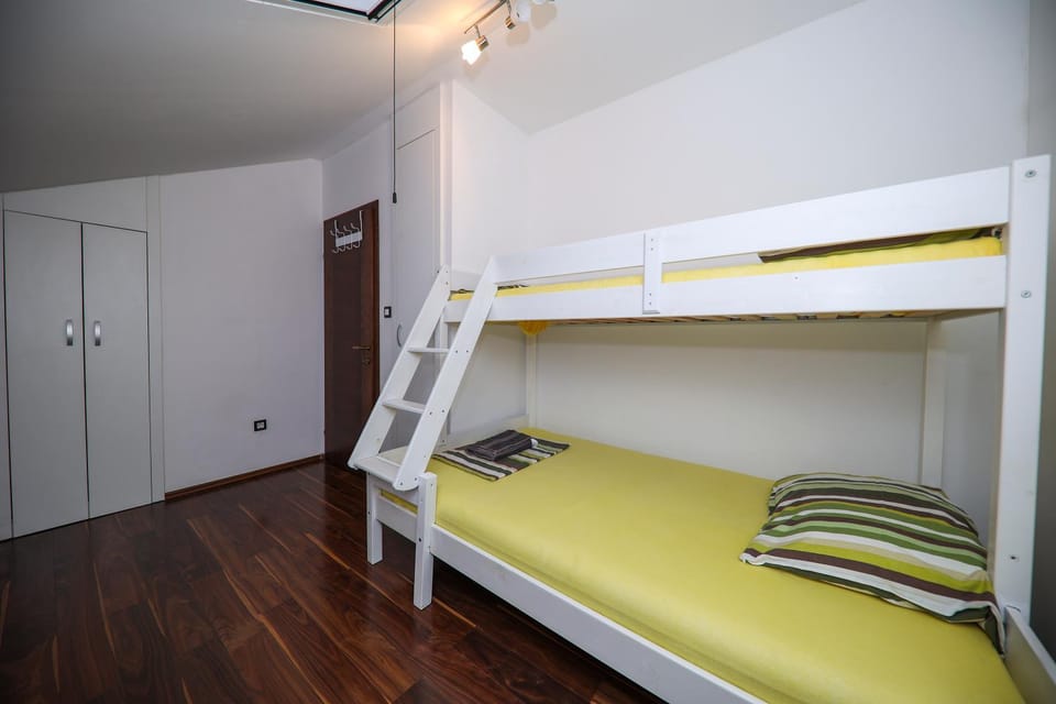 Bedroom, bunk bed