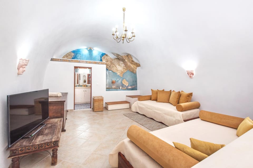 Toilet, Bathroom, TV and multimedia, Living room