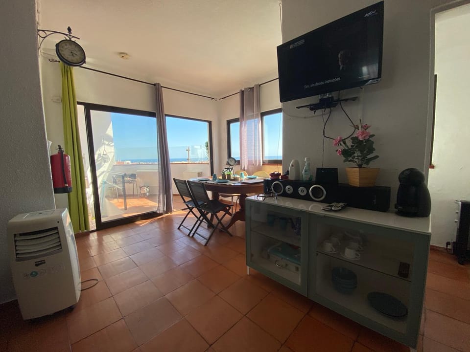 BBQ facilities, TV and multimedia, Coffee/tea facilities, Balcony/Terrace, Living room, Seating area, Sea view