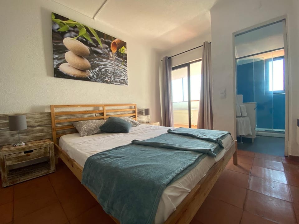 Shower, Toilet, Bed, Bathroom, Balcony/Terrace, Photo of the whole room, Bedroom