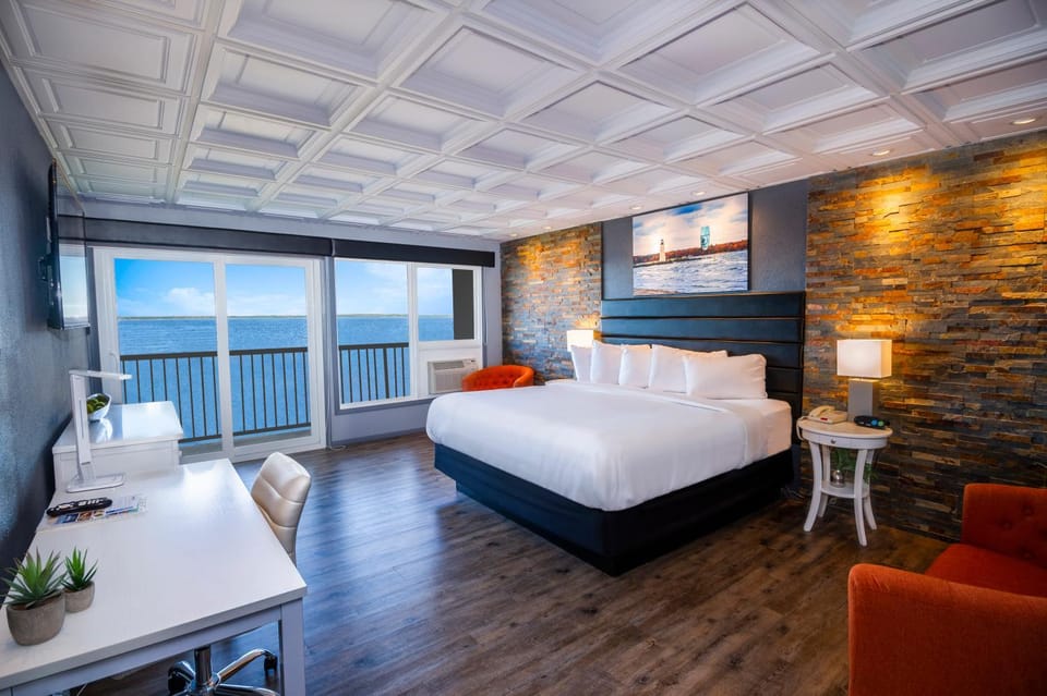 View (from property/room), Balcony/Terrace, Photo of the whole room, Lake view