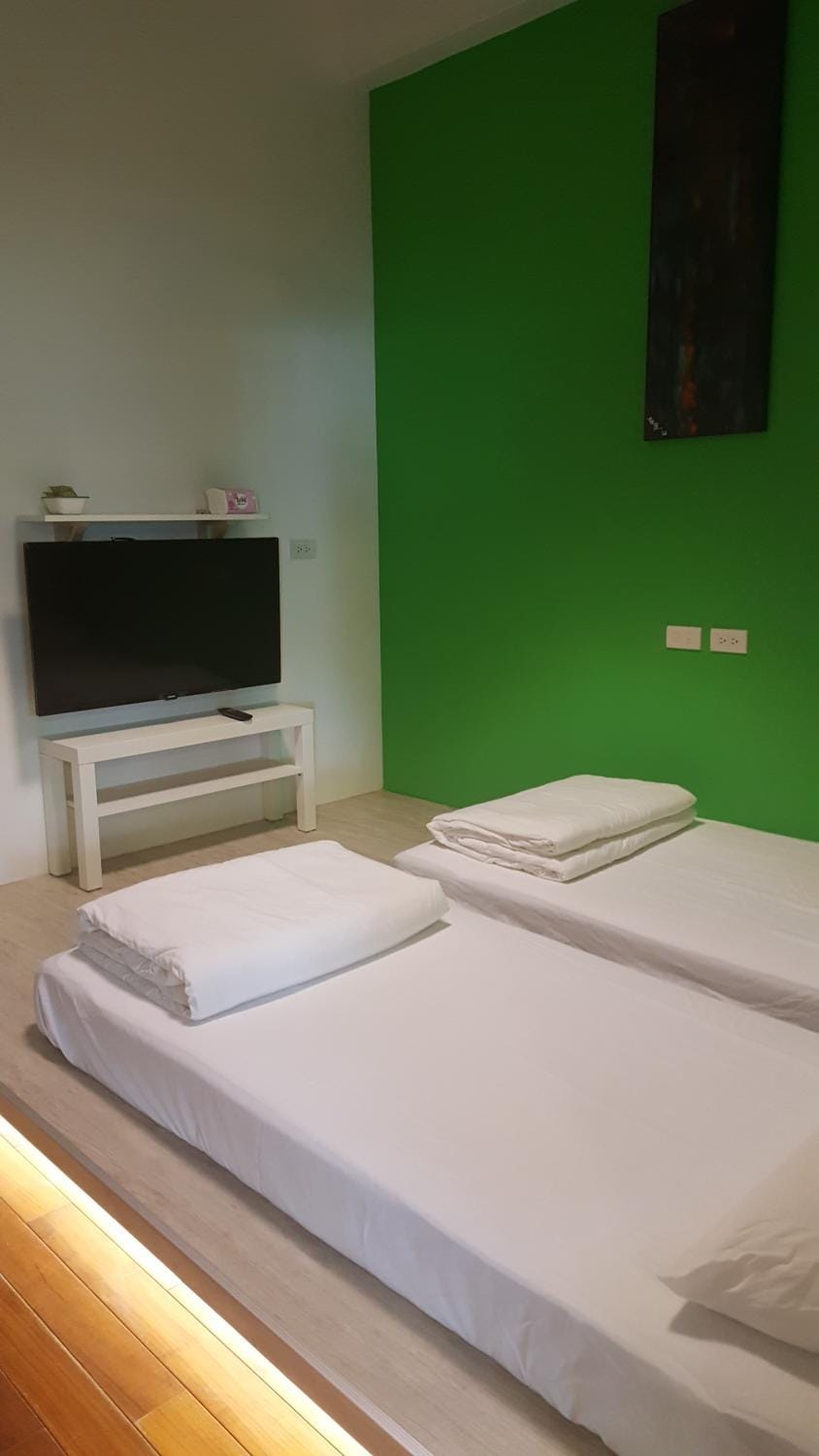 Bed, TV and multimedia, Photo of the whole room, Bedroom