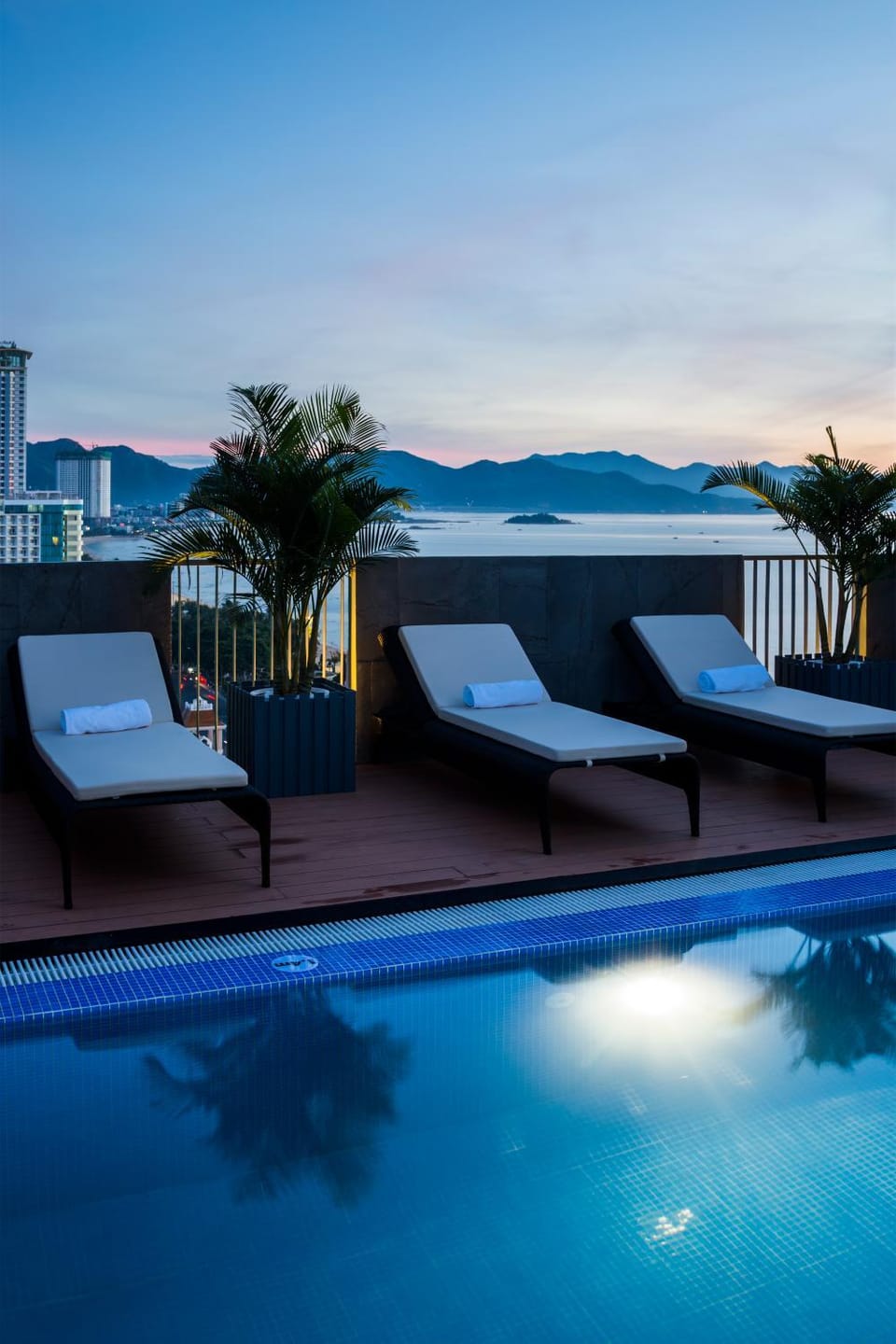 Swimming pool, sunbed