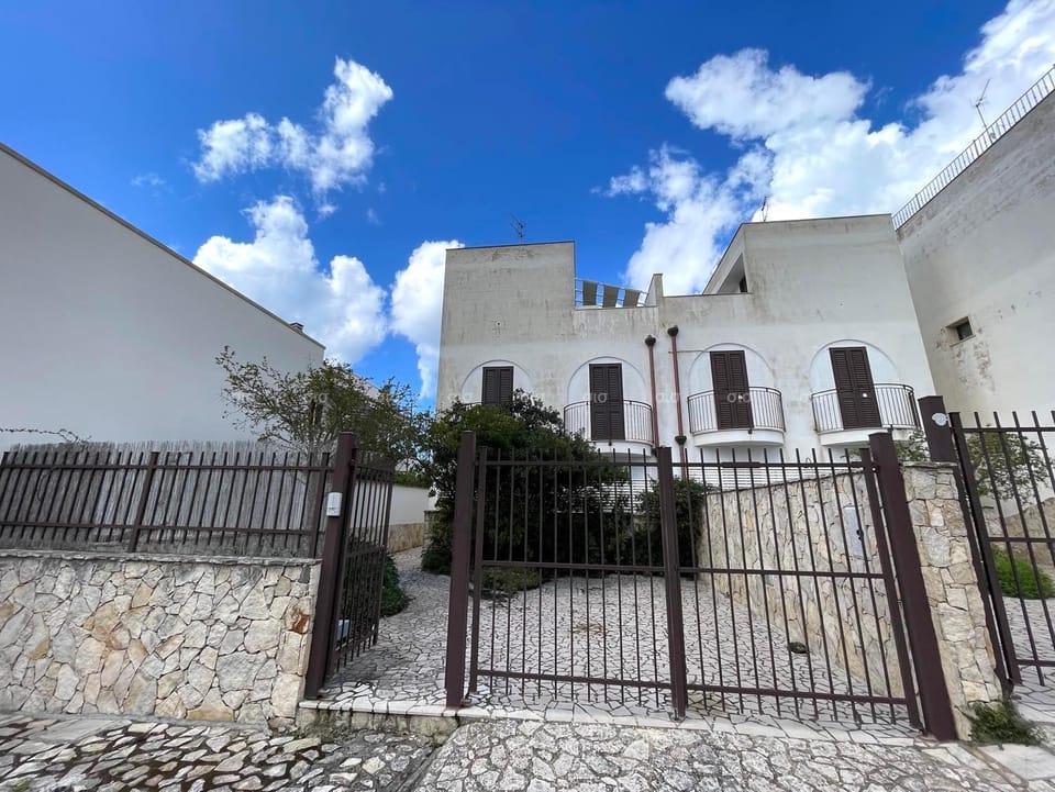 Property building, Garden, Parking