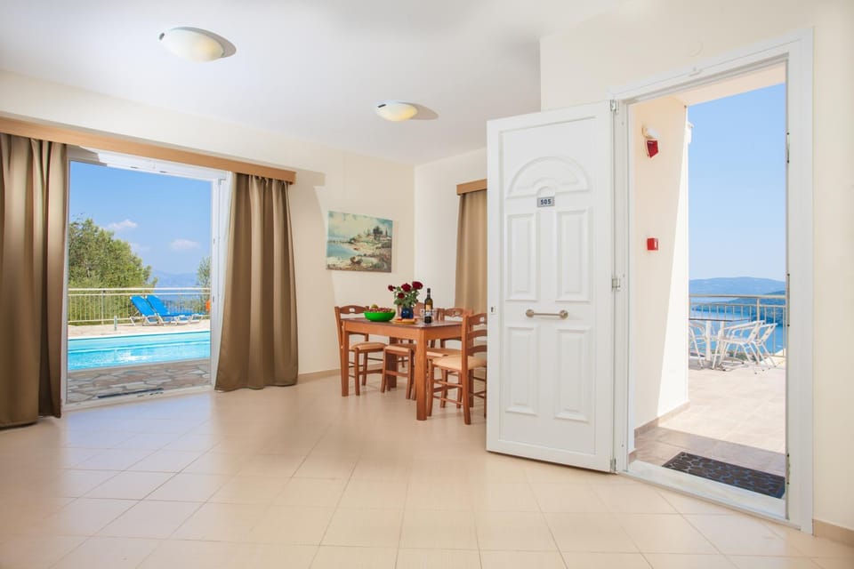 Day, Summer, Dining area, On site, Swimming pool