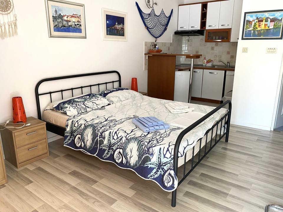 Bed, Kitchen or kitchenette, Bedroom