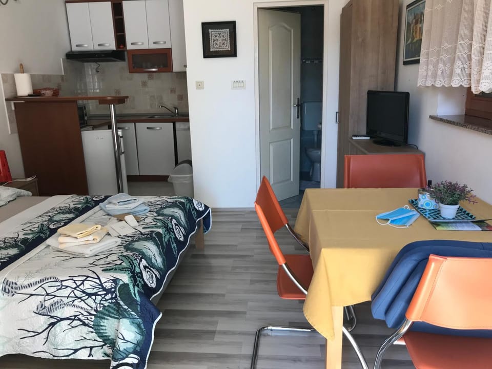 Communal lounge/ TV room, TV and multimedia, Living room, Seating area, Dining area