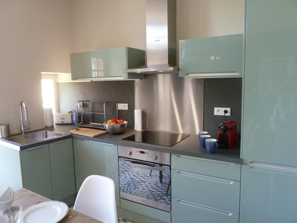 Coffee/tea facilities, dishwasher, minibar, pet friendly, stove, toaster, kitchen