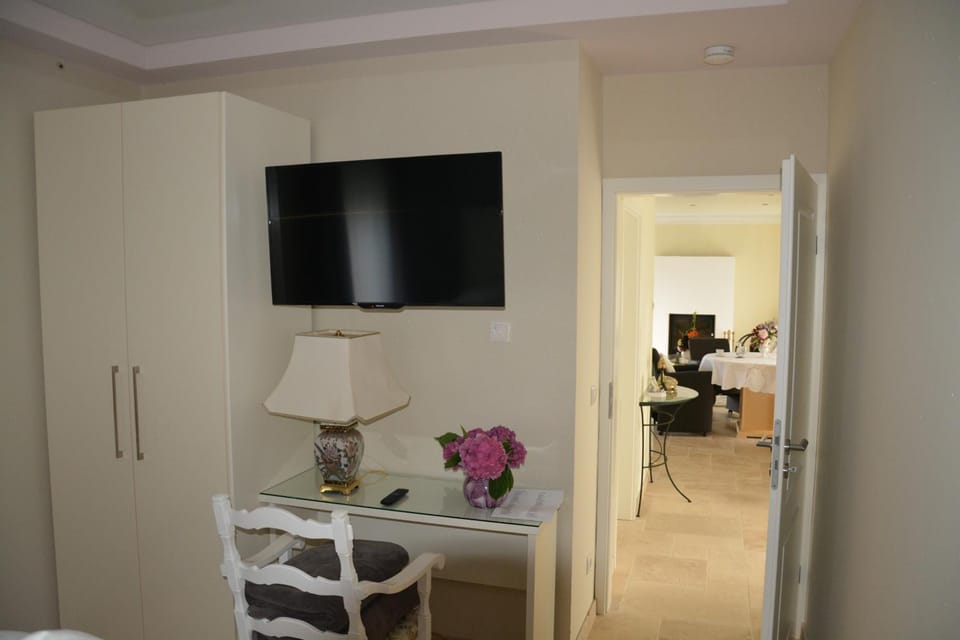 Photo of the whole room, Decorative detail
