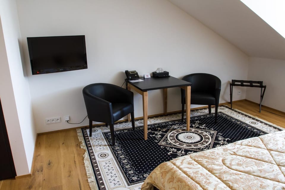 TV and multimedia, Photo of the whole room, Seating area