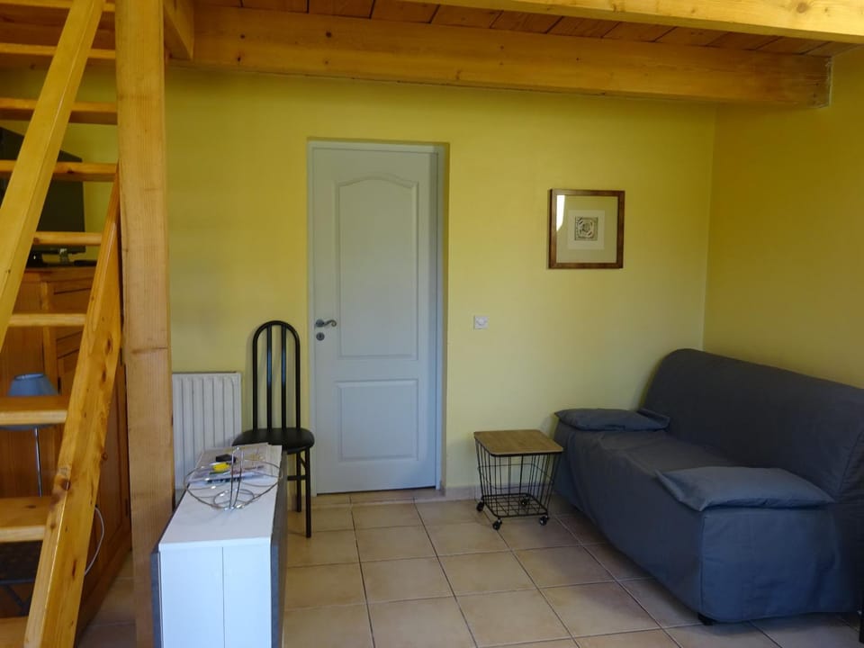Bed, Living room