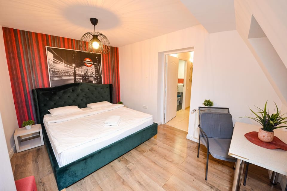 Bed, Living room, Photo of the whole room, Seating area, Bedroom