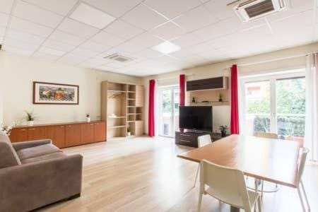 TV and multimedia, Living room, Seating area, Dining area