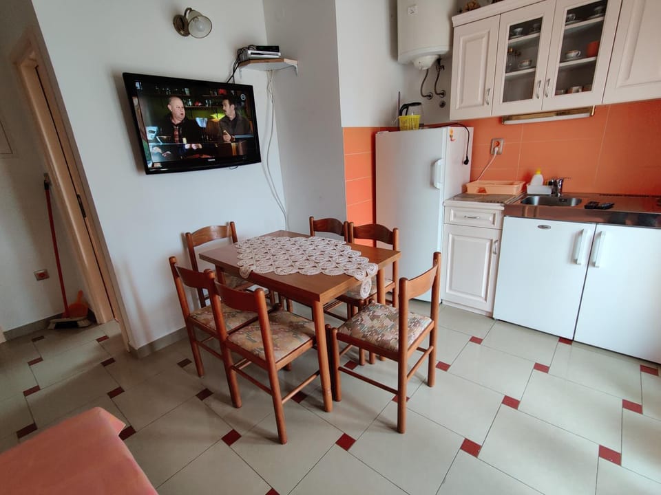 TV and multimedia, Kitchen or kitchenette, Living room, Seating area, Dining area, stove