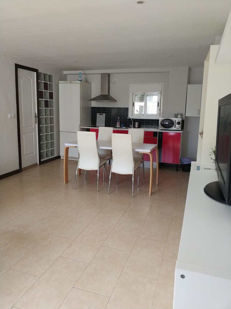 Kitchen or kitchenette, Living room, Seating area, Dining area