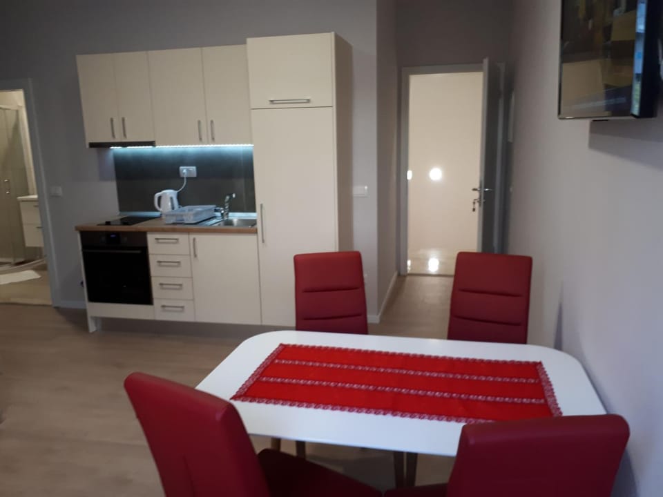 Kitchen or kitchenette, Dining area