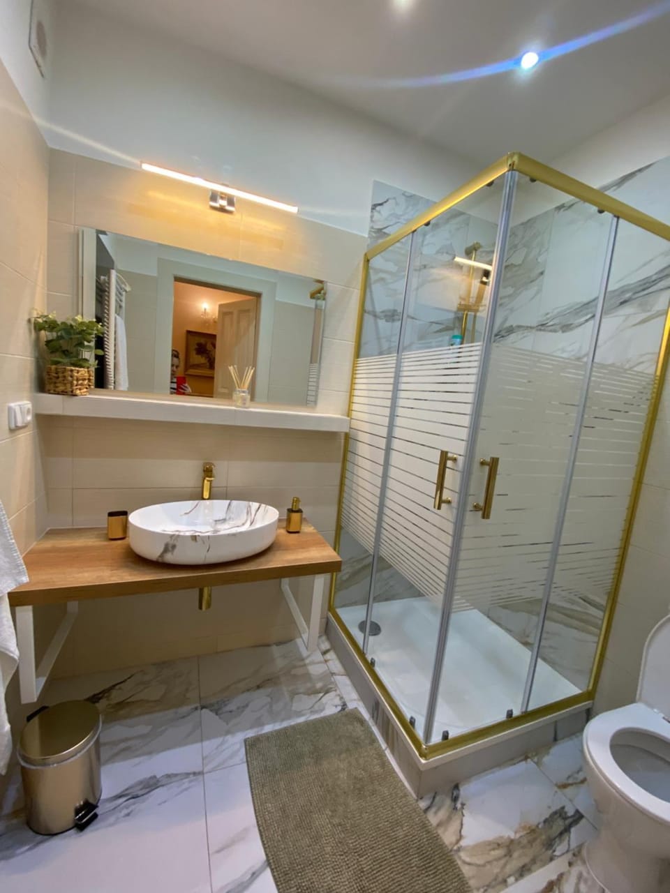 Shower, Toilet, Bathroom, towels, washing machine