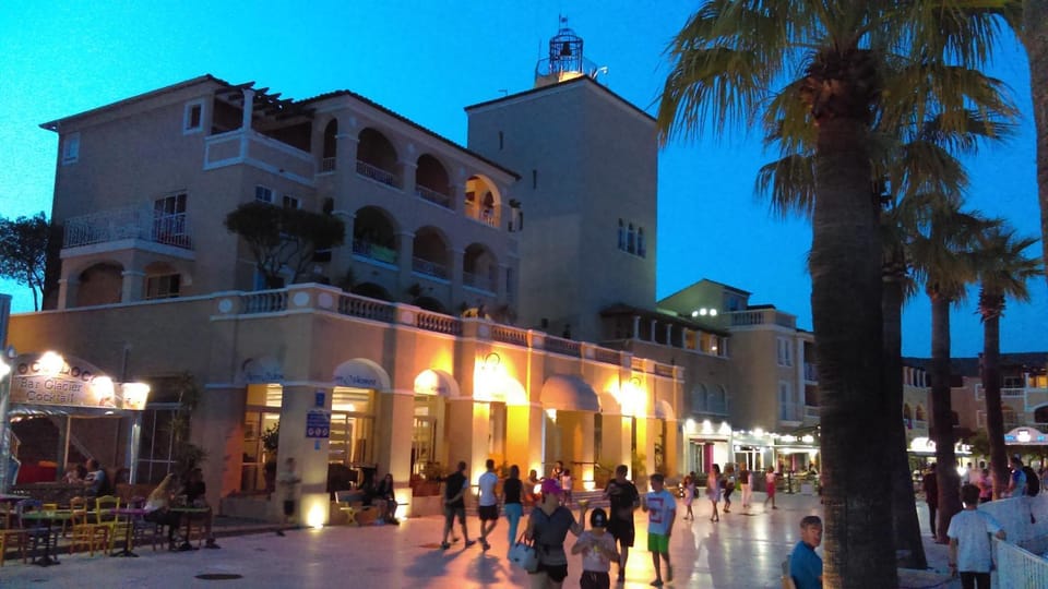 Property building, Restaurant/places to eat, Natural landscape, Hot Tub, Massage, Sauna, Solarium, Steam room, Spa and wellness centre/facilities, Fitness centre/facilities, Animals, Meeting/conference room, Pets, Supermarket/grocery shop, Shopping Area, Swimming pool, Swimming pool, Location, Open Air Bath