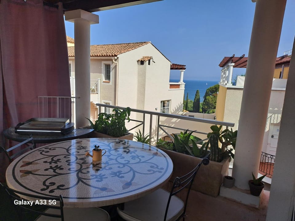 View (from property/room), Balcony/Terrace, Dining area