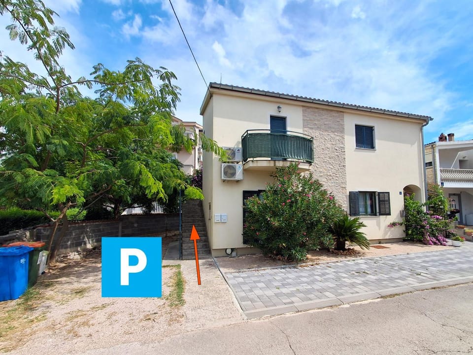 Property building, Facade/entrance, Parking