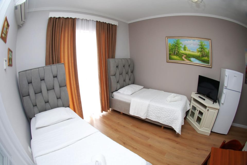 Bed, TV and multimedia, Bedroom, towels