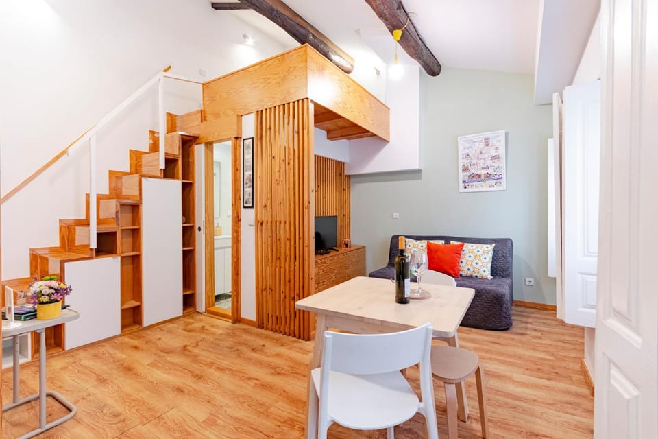 Bed, TV and multimedia, Living room, Dining area, Bedroom