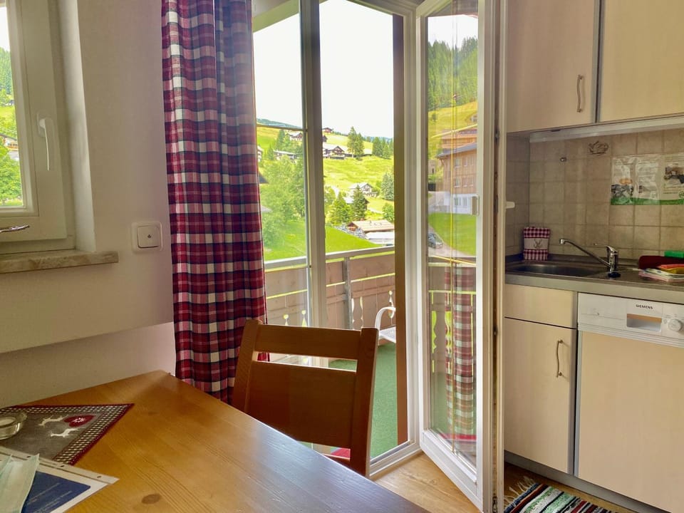 View (from property/room), Balcony/Terrace, Kitchen or kitchenette, Dining area, Garden view, dishwasher, pet friendly, stove