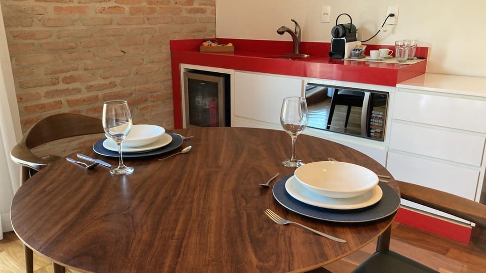 Coffee/tea facilities, Kitchen or kitchenette, Dining area, minibar