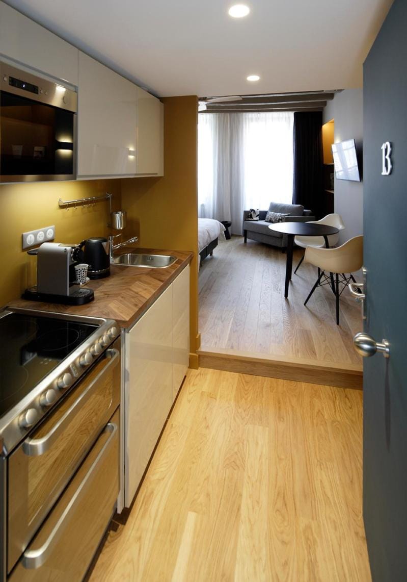 Kitchen or kitchenette, Dining area, oven, stove, toaster