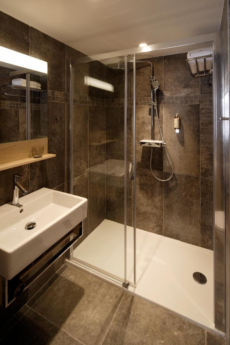 Shower, Bathroom, towels