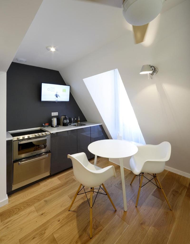 Coffee/tea facilities, Kitchen or kitchenette, Dining area, oven, stove, toaster