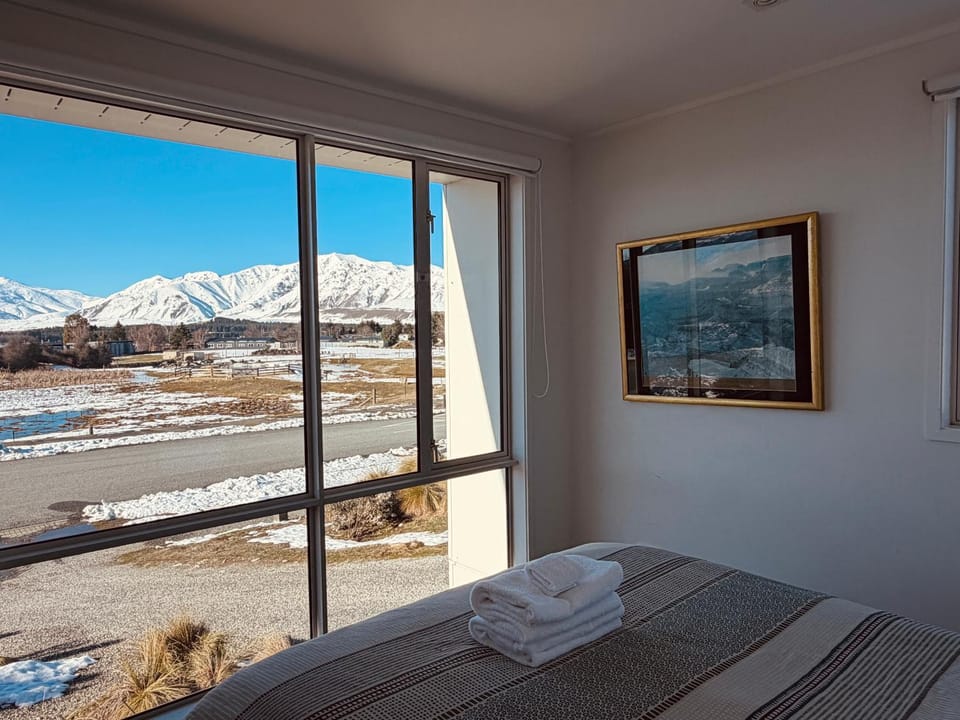 Bed, Bedroom, Mountain view