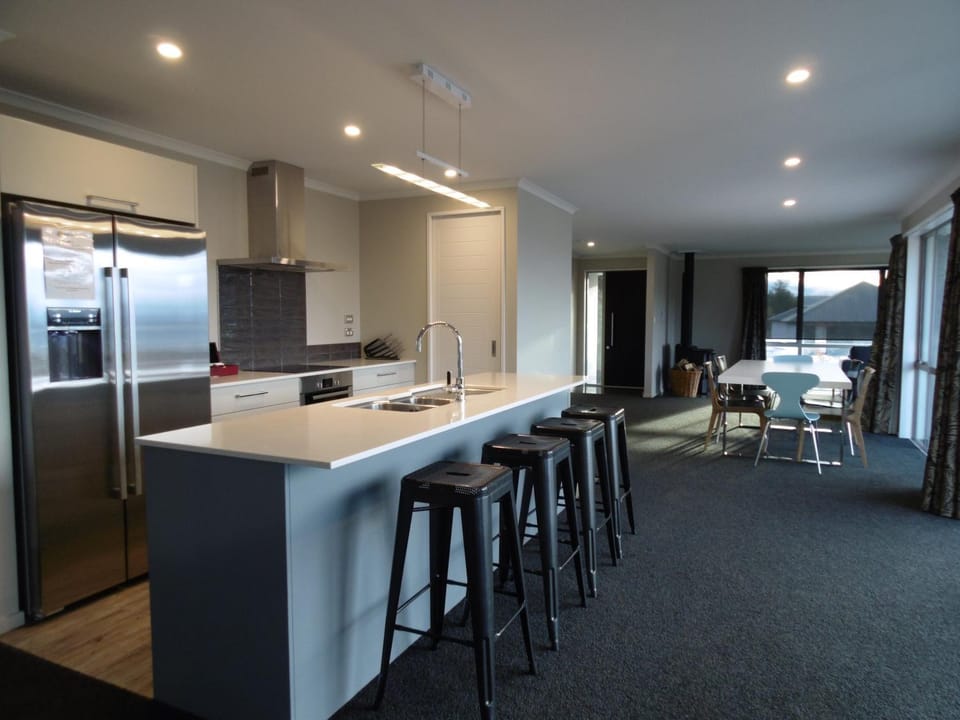 Coffee/tea facilities, Kitchen or kitchenette, Seating area, Dining area