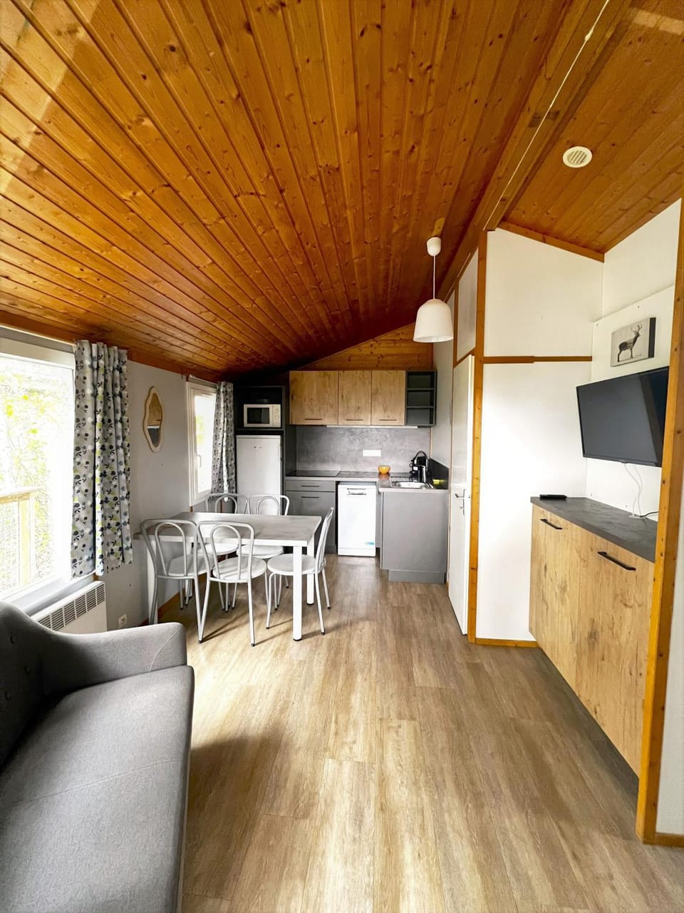 TV and multimedia, Kitchen or kitchenette, Living room, Dining area