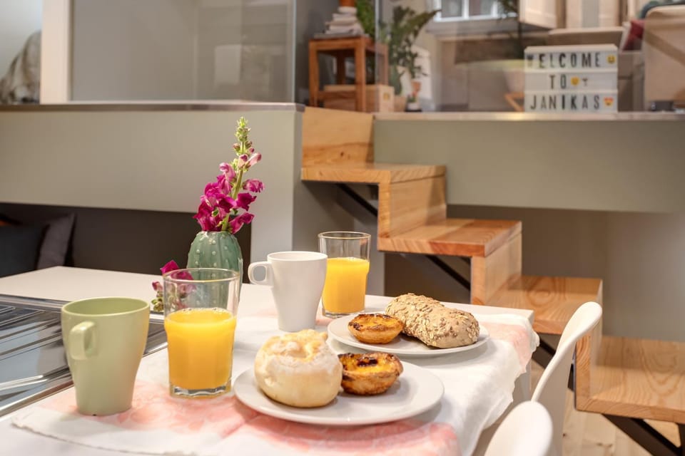 Coffee/tea facilities, Kitchen or kitchenette, Dining area, Meals, Continental breakfast, Drinks