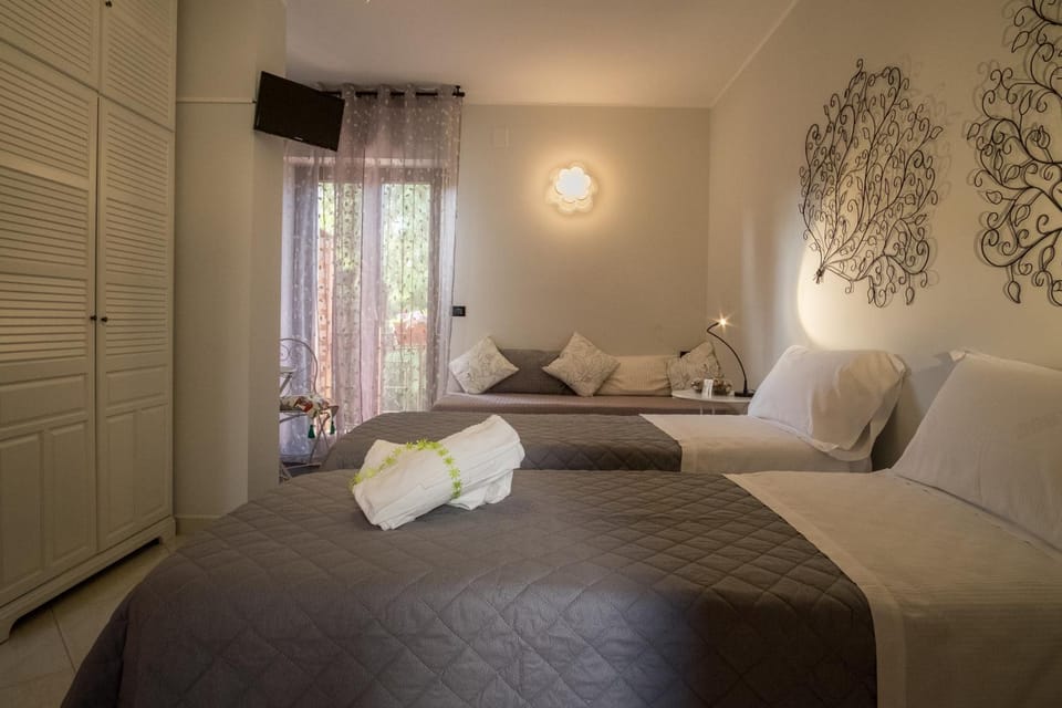 Bed, TV and multimedia, Bedroom