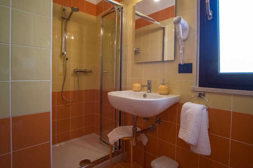 Shower, Bathroom, Area and facilities