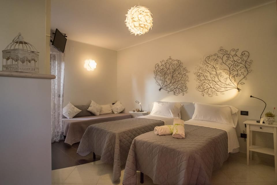 Bed, TV and multimedia, Bedroom