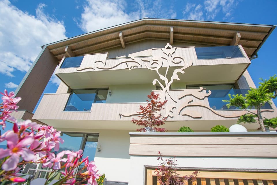Property building, Facade/entrance, Summer, Garden, View (from property/room), Balcony/Terrace, Decorative detail, On site