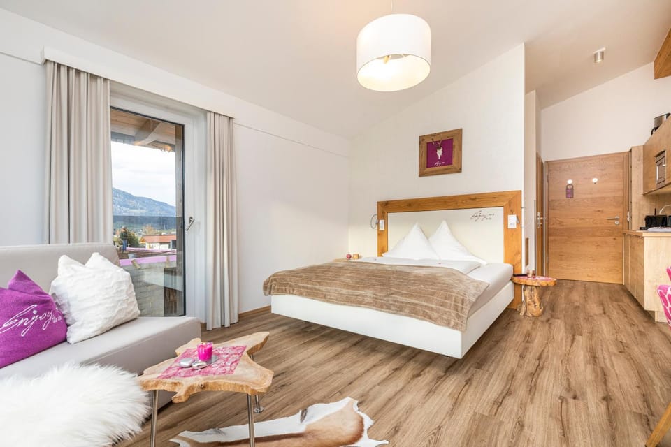 Bed, Photo of the whole room, Seating area, Bedroom