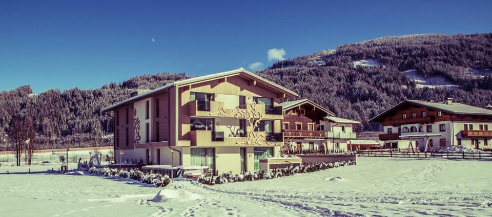 Property building, Facade/entrance, Off site, Day, Natural landscape, Bird's eye view, Winter, Skiing, Skiing, On site, Mountain view