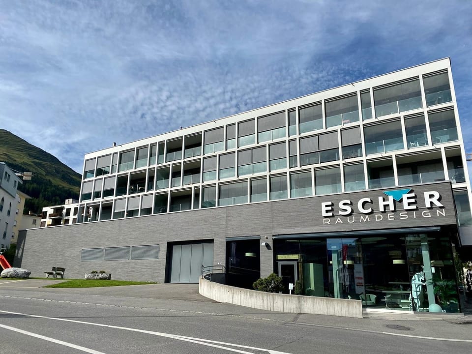 Property building, Nearby landmark, Restaurant/places to eat, Facade/entrance, People, Neighbourhood, Activities, Billiard, Bowling, Children play ground, Children play ground, Golfcourse, Horse-riding, Ski School, Skiing, View (from property/room), Hiking, Cycling, Evening entertainment, City view, Mountain view, Street view, Shopping Area, Sports, Family, Parking