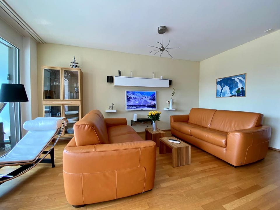 TV and multimedia, Living room, Seating area, internet, internet, locker, locker