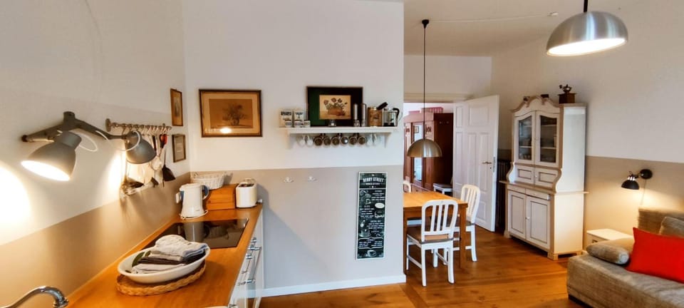 Kitchen or kitchenette, Living room, Seating area, Dining area