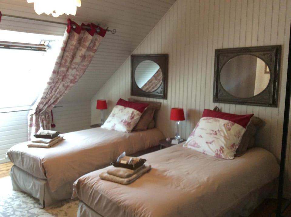 Photo of the whole room, Family