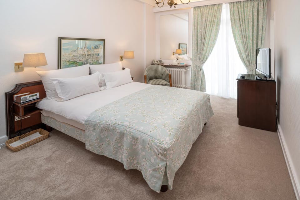 Decorative detail, Bedroom, City view