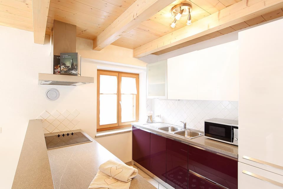 Coffee/tea facilities, Kitchen or kitchenette, Living room, Dining area