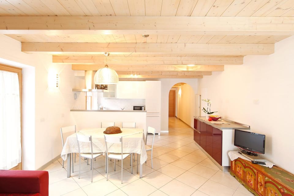 Coffee/tea facilities, Balcony/Terrace, Balcony/Terrace, Kitchen or kitchenette, Living room, Dining area, Animals, Family