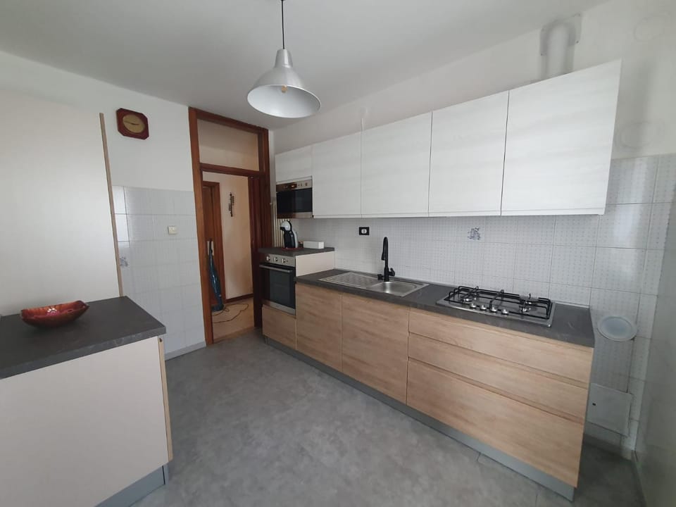 Kitchen or kitchenette, minibar