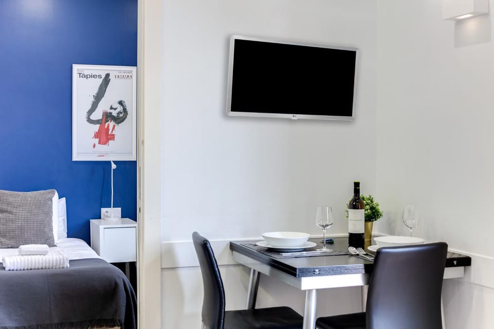 Modern Apt, 2 Minutes to Beach La Barceloneta, City Center Apartment in Barcelona
